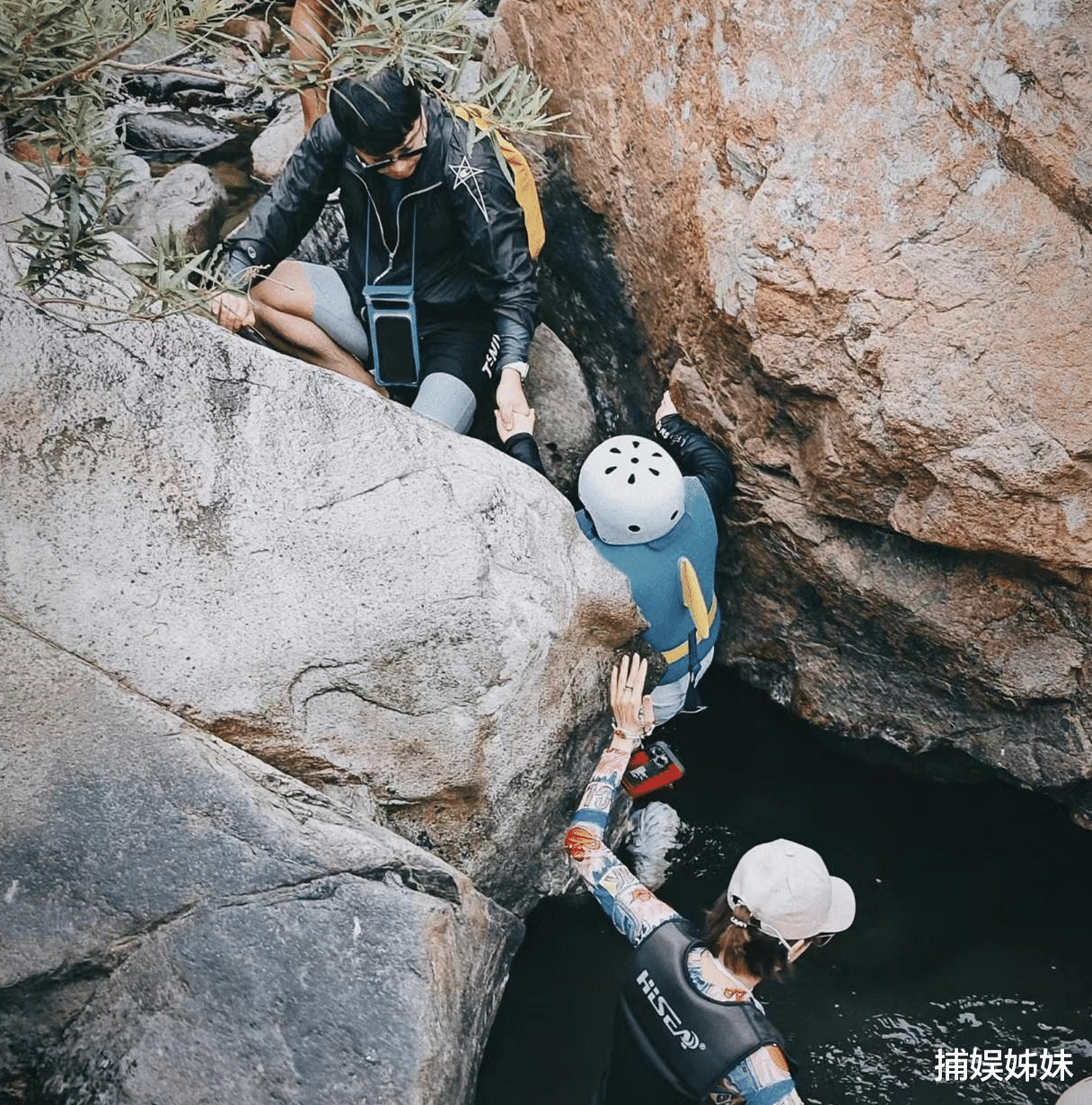 陈思诚罕带孩子外出游玩，与前妻相处氛围融洽，8岁朵朵近照很壮
