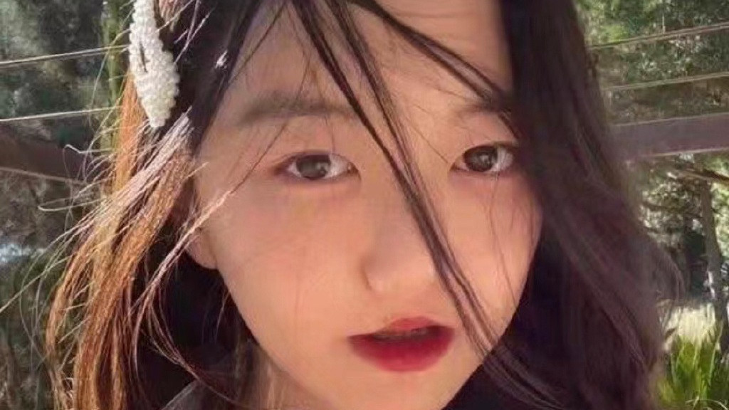 李嫣穿露肩裙出席酒会，戴耳环风格优雅，像一位古典公主