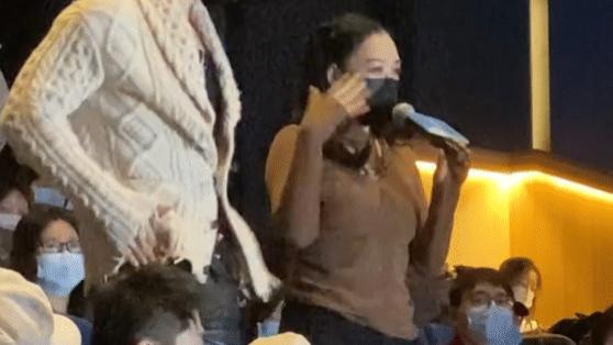 钟丽缇看电影弯腰离场被拍，丰满身材撑开衣服，老公快速遮住腰围