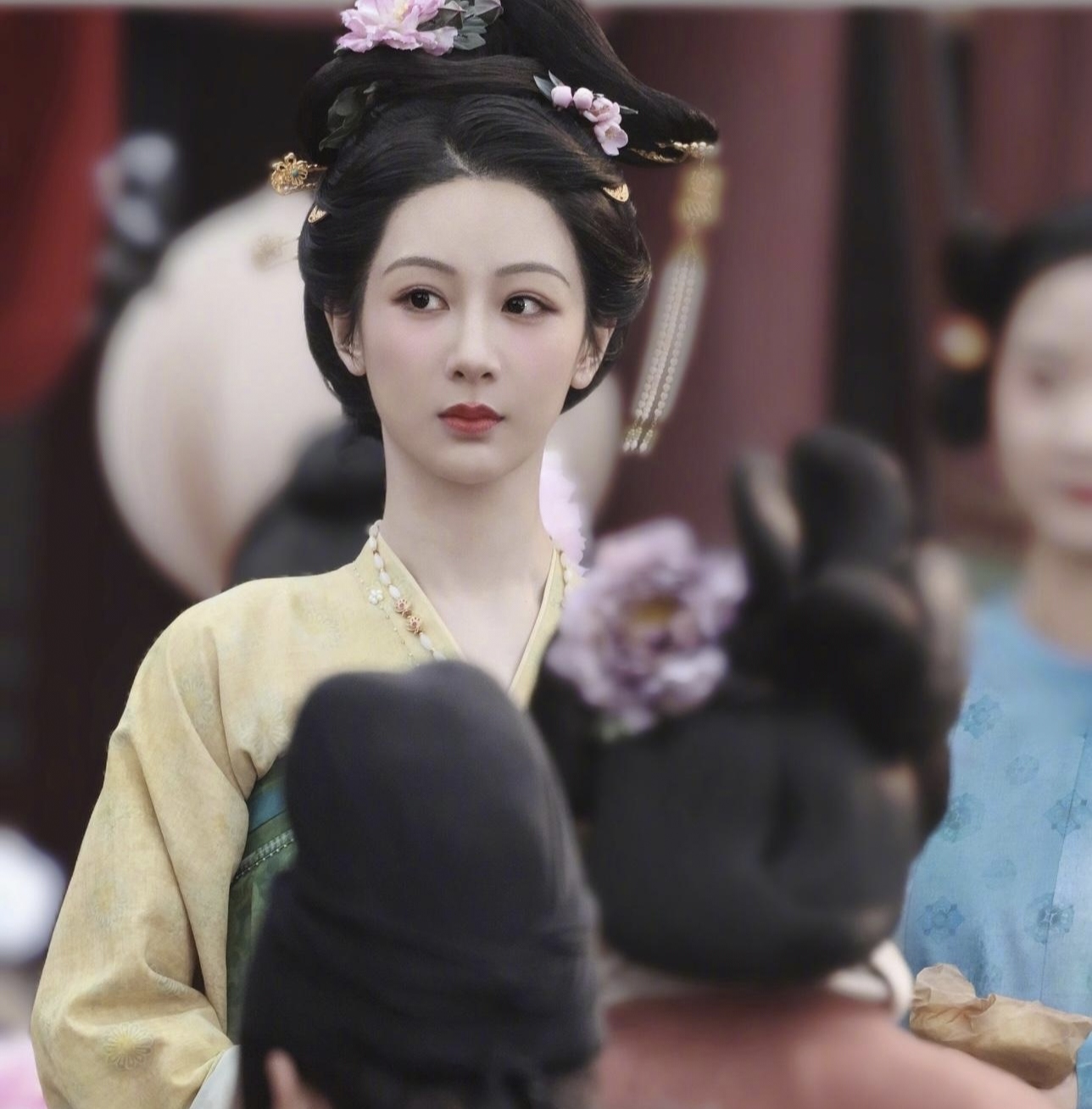 杨紫李现二搭！疑似拍戏受伤，走路一瘸一拐，被工作人员搀扶送医