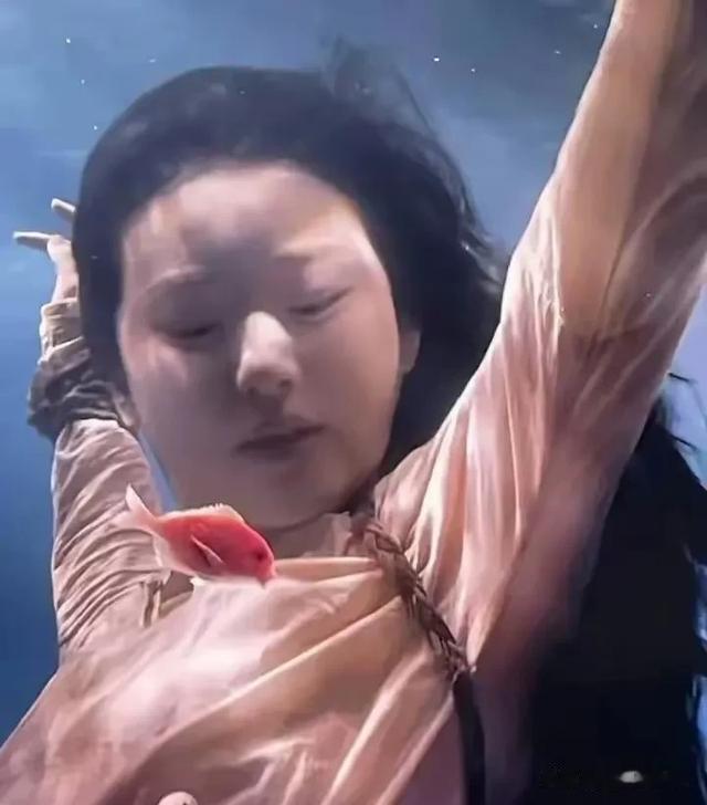 看《珠帘玉幕》被赵露思水下的脸吓退了,让人不敢相信,网友炸锅