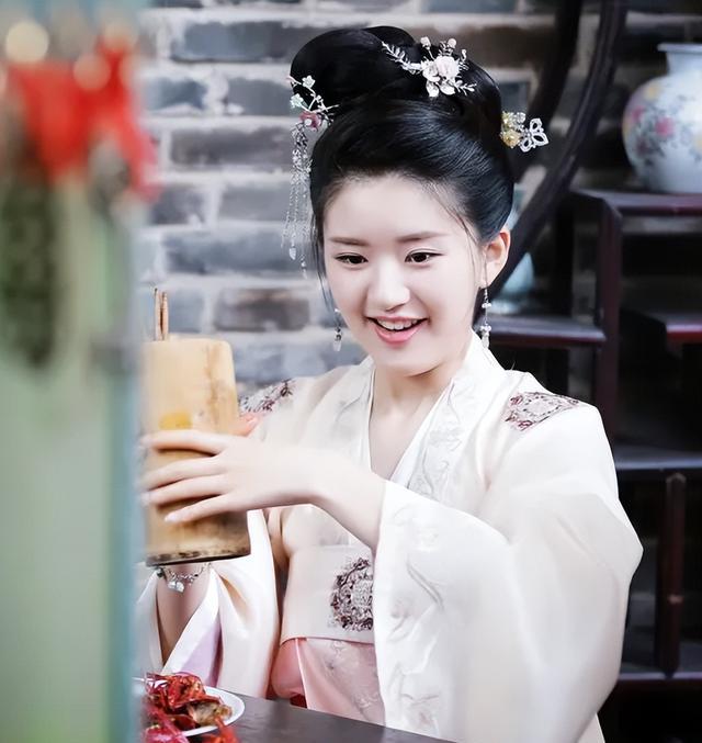 赵露思代言照又变脸了!笑容脸僵眼睛睁不开,网友呼吁别再医美了