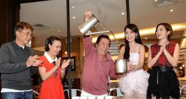 “6个老婆”同住一屋，每人每月7万零花钱，71岁又娶第七房小娇妻