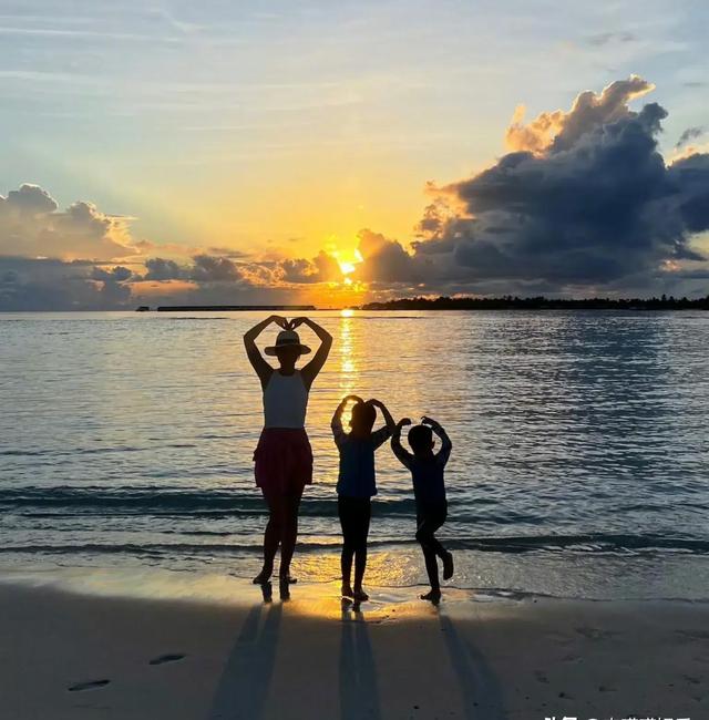 胡杏儿发文晒旅游照可以不回家吗48岁老公正面照不亚于明星好幸福