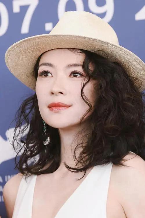 章子怡在威尼斯一夜老了十岁，她确实老了；她把阿玛尼穿土了！