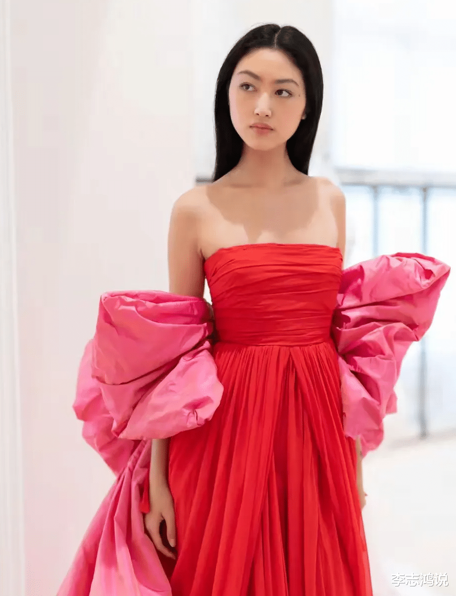 张艺谋18岁女儿将参加巴黎名媛舞会，选二哥做舞伴，陈婷熬出头了