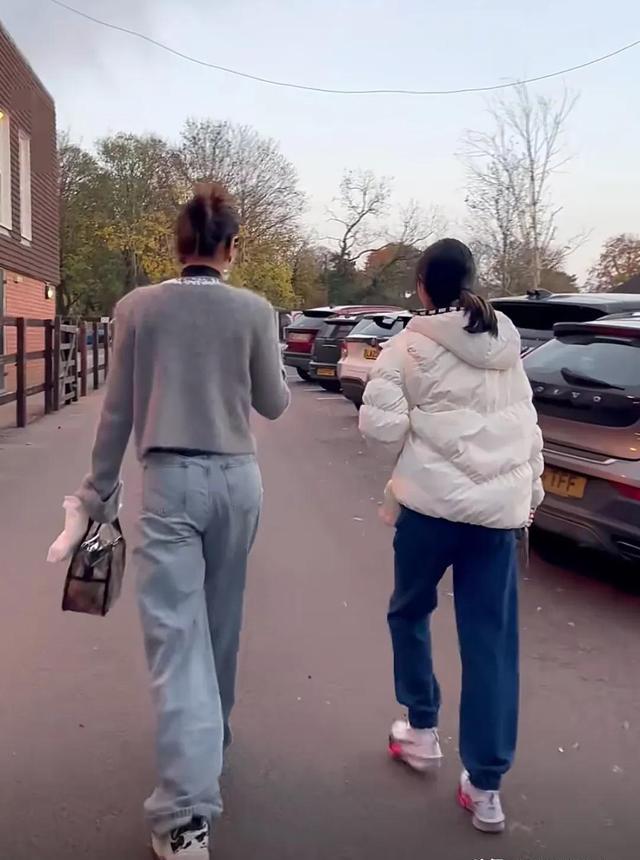 黄奕现身英国陪女儿，一见面黄芊玲鼻子就酸了！妈妈又搂又亲安慰