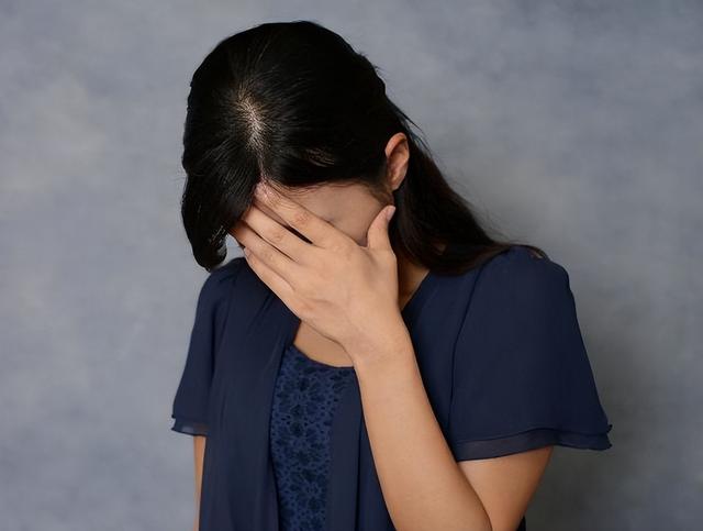 为什么很多女性50岁后,就浑身疼、手指肿胀,却查不出病因?