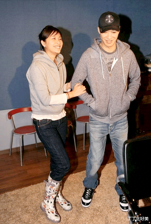 49岁徐静蕾罕见与男友同框,都穿卫衣+牛仔裤,同岁的他像小年轻