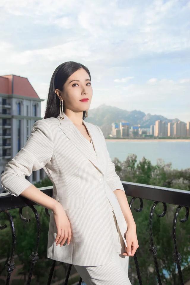 曾黎白色西装干练活动照图片