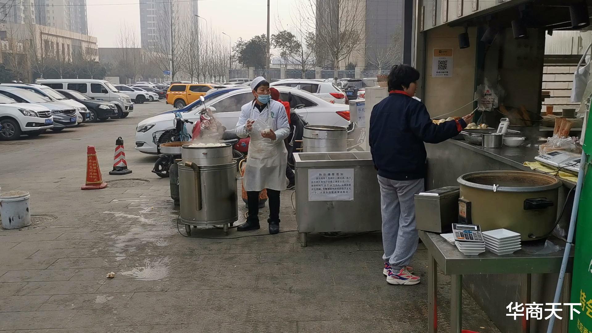 现在的路边摊也吃不起了,价格比店面都要高,失去了几块钱的快乐