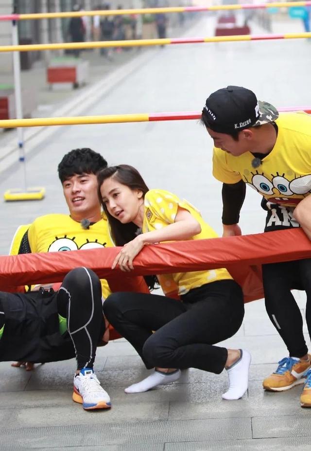 杨颖淡妆素雅的时候，惊为天人！扎个马尾搭普通T恤都能迷死人