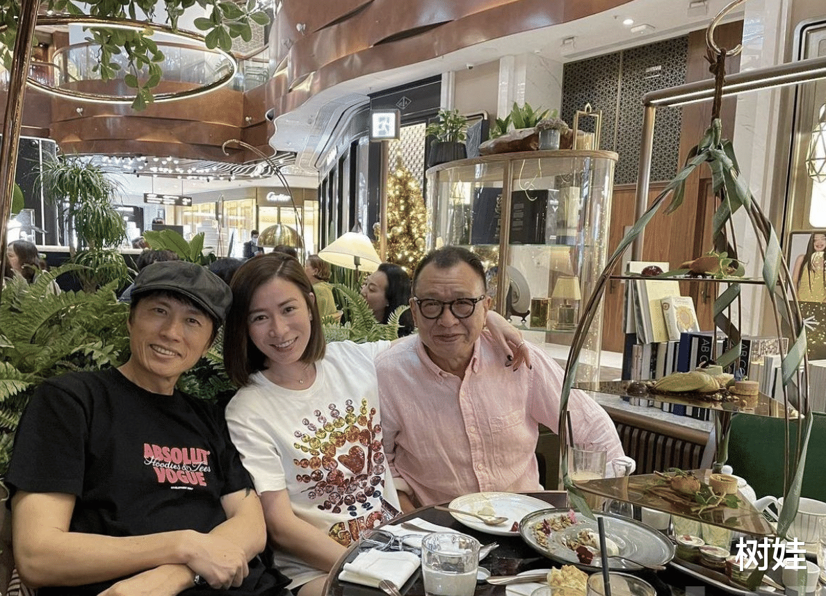 许绍雄为佘诗曼庆祝生日，女儿做蛋糕助兴，两人相拥合照互称姐妹