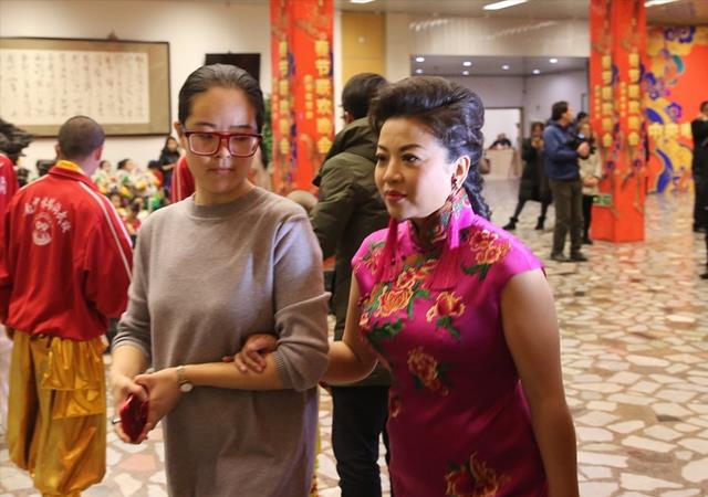 央视春晚彩排人员曝光:蒋欣穿黑羽绒服现身,另一位是春晚常客