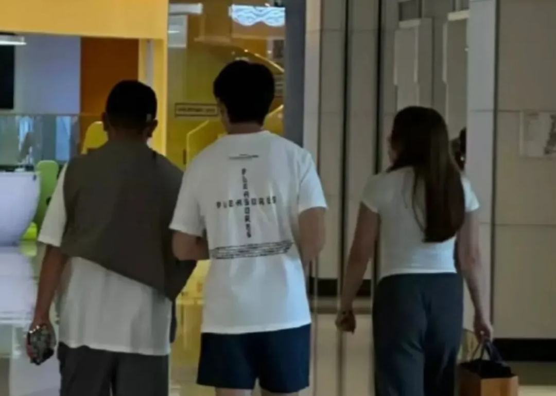 刘涛一双儿女逛街被偶遇