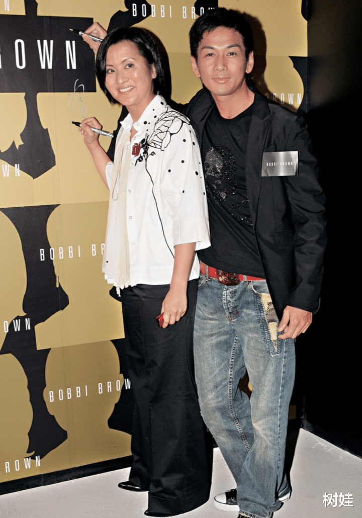 吴家乐54岁名媛妻罕露脸,穿着朴实素颜出镜,已放弃继承18亿股权