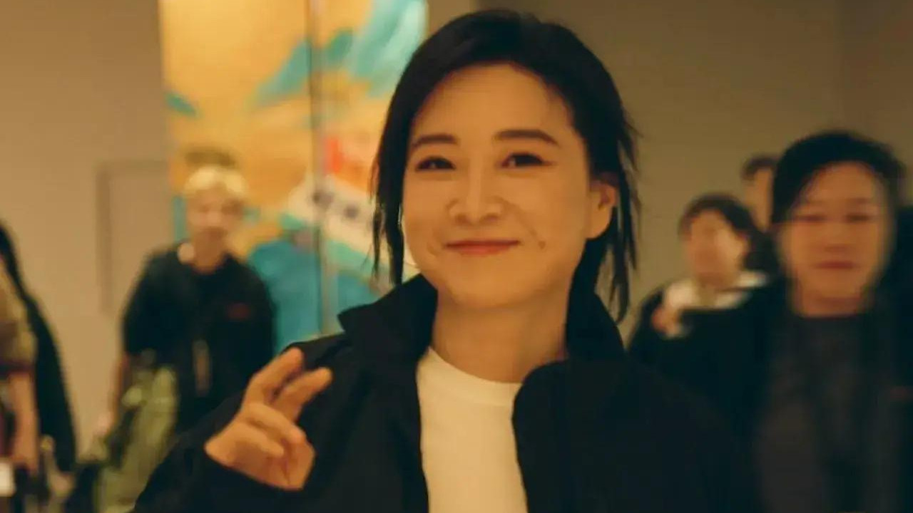 瘦身后的贾玲衣品越来越出众，小外套白T恤充满青春气息