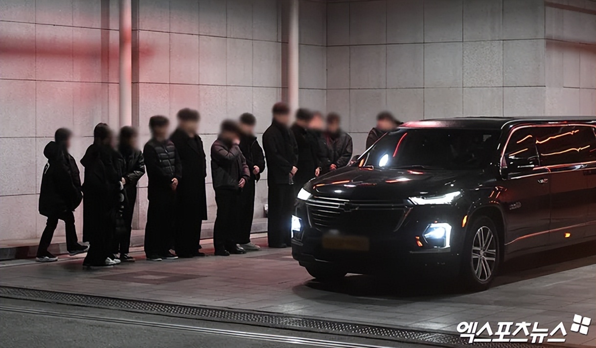 已故25岁韩星金赛纶葬礼，亲友含泪送别“天才童星”