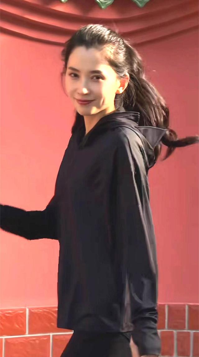 森林北开始带货,罕见扎起高马尾,认爱汪峰影响事业,或逐步转型