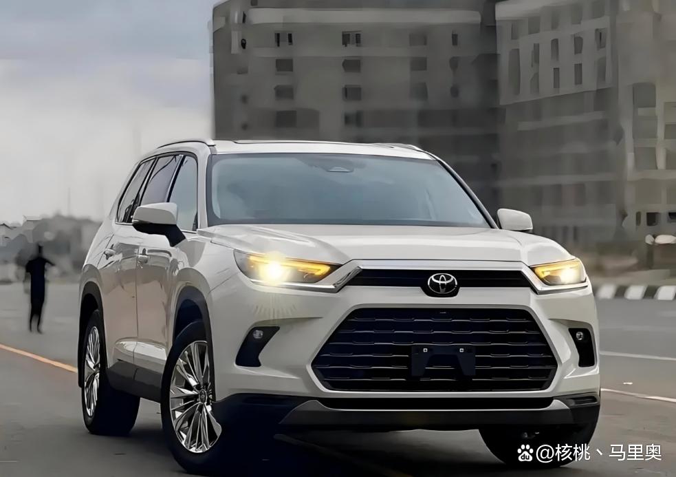 丰田世界级神车焕新亮相！近5米7座SUV，18万，油耗4毛，20年不坏