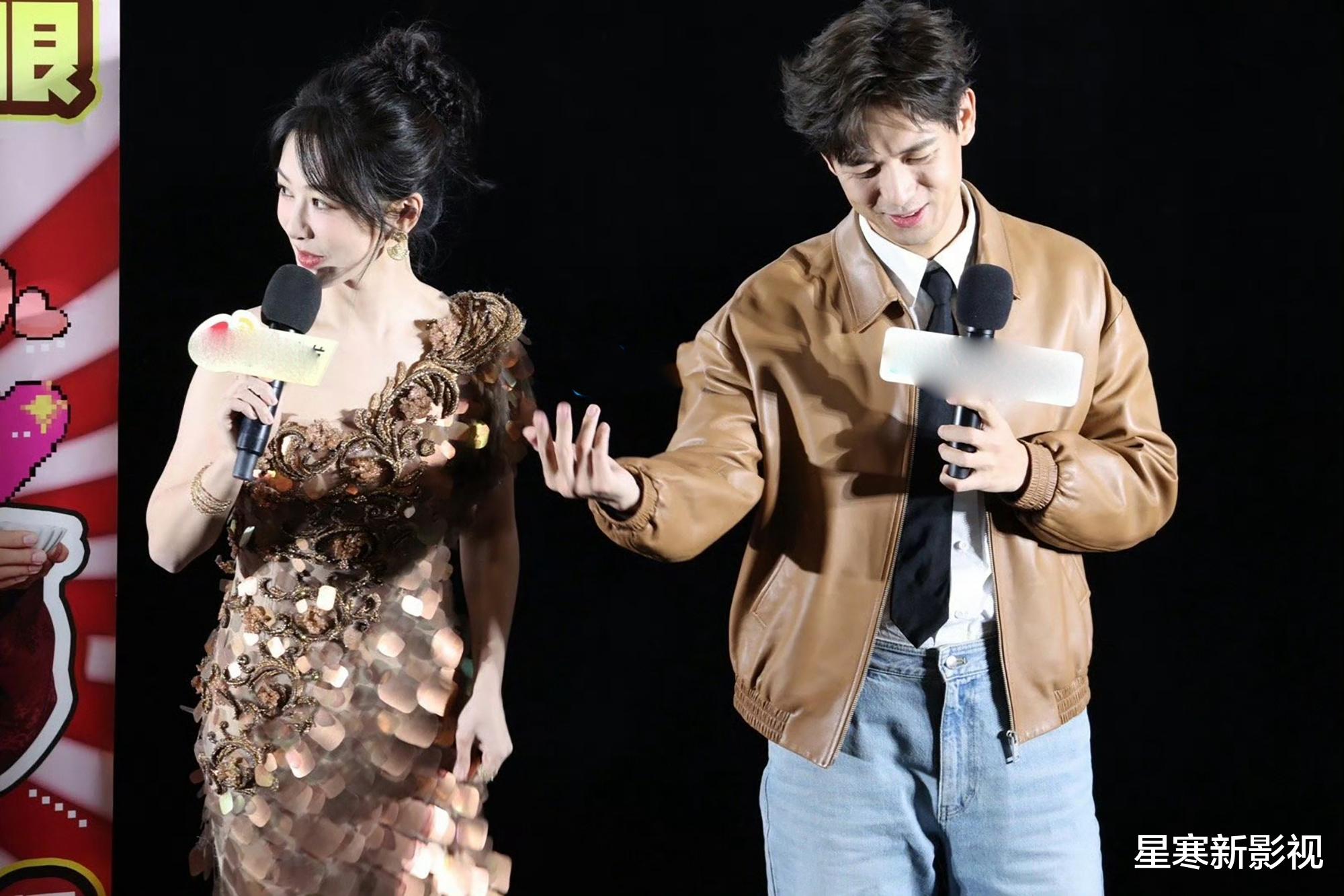 杨紫又美上热搜,穿金色亮片长裙很惊艳,与李现亲密互动太甜了!