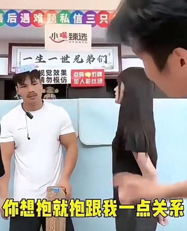 大杨的置顶视频就暗示了一切,小杨出轨早就有迹可循