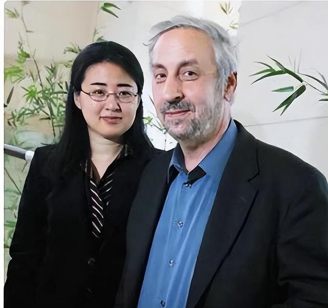 北大才女田晓菲,嫁大25岁美国老公,现在满头白发,她过得如何?