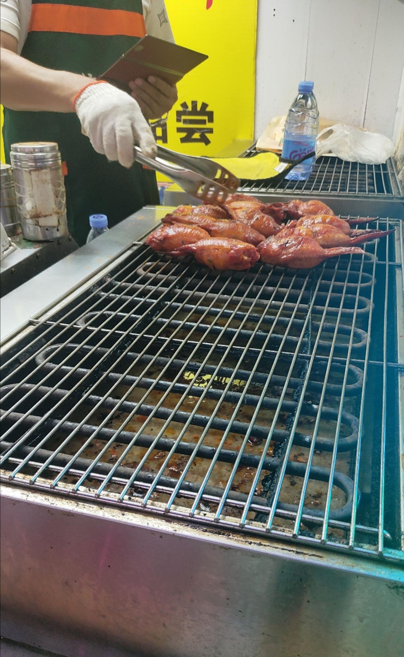 華為三折疊黃牛價(jià)崩了，已有小吃攤老板入手華為Mate XT