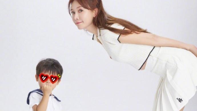 林志玲50岁生日首晒2岁儿子，母子俏皮同框庆祝，她发文分享喜讯