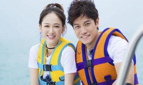 艾伦为陈乔恩办45岁生日派对，夫妻俩搂腰亲吻大撒狗粮