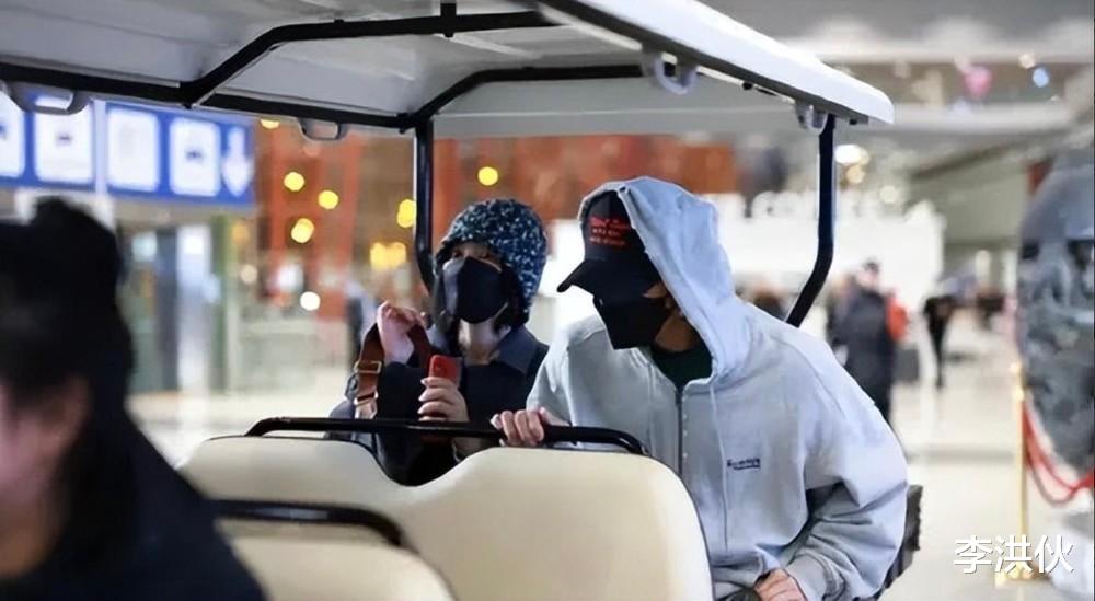 王菲谢霆锋合体现身机场，从日本旅行回国很甜蜜，还是爱情的模样