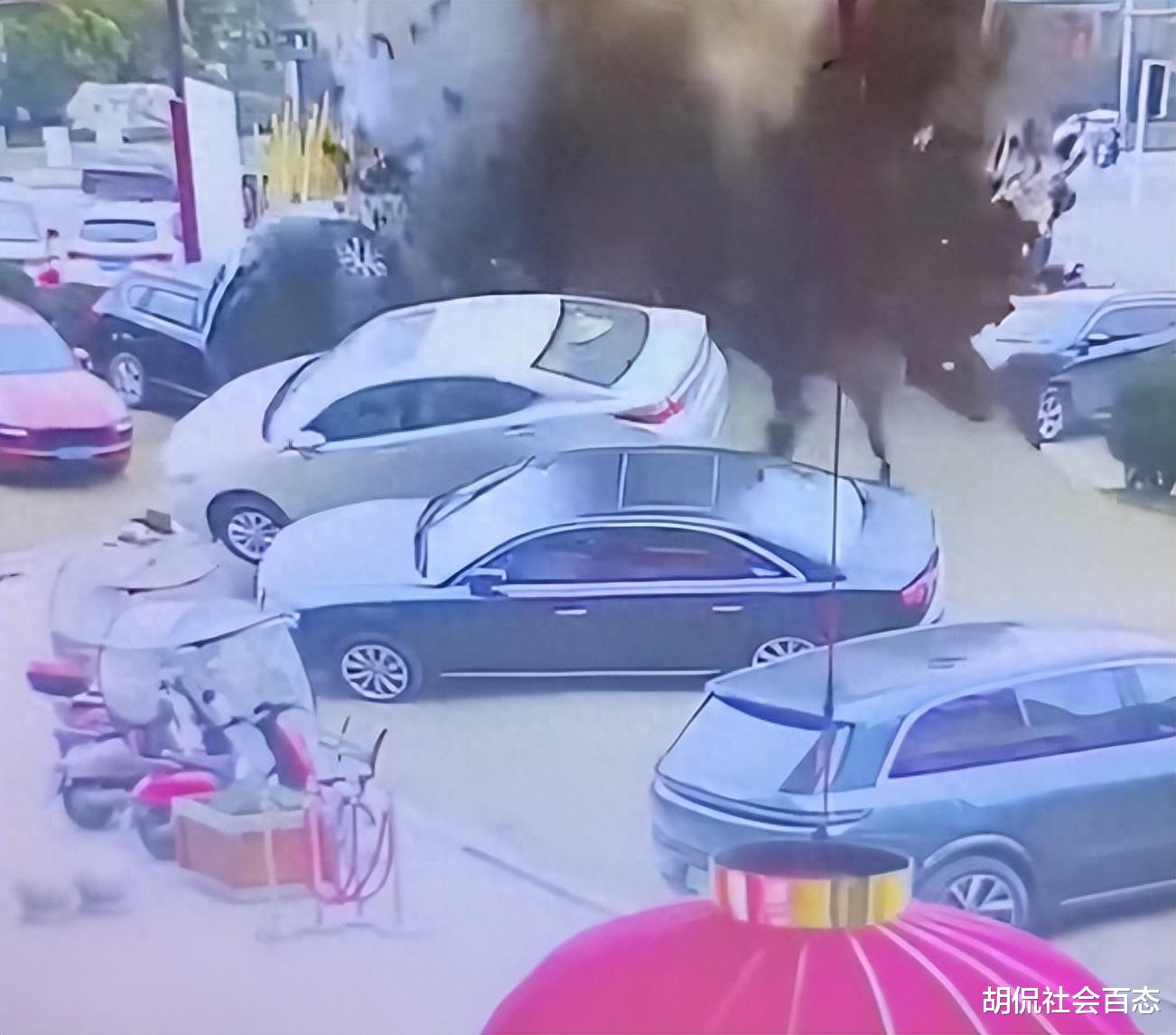 小孩扔鞭炮炸飞多辆豪车，一车主竟然不追责？原来，车主很精明