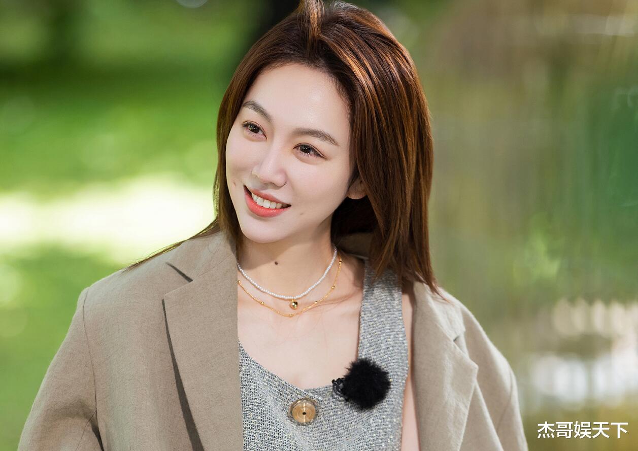 要不是黄晓明太过注重社交礼仪，观众怕是要被《中餐厅》骗惨了