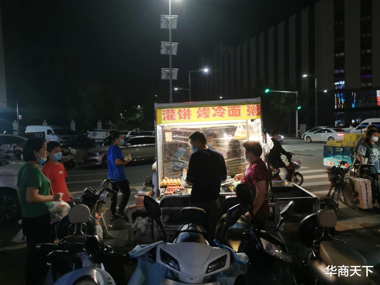 现在的路边摊也吃不起了,价格比店面都要高,失去了几块钱的快乐