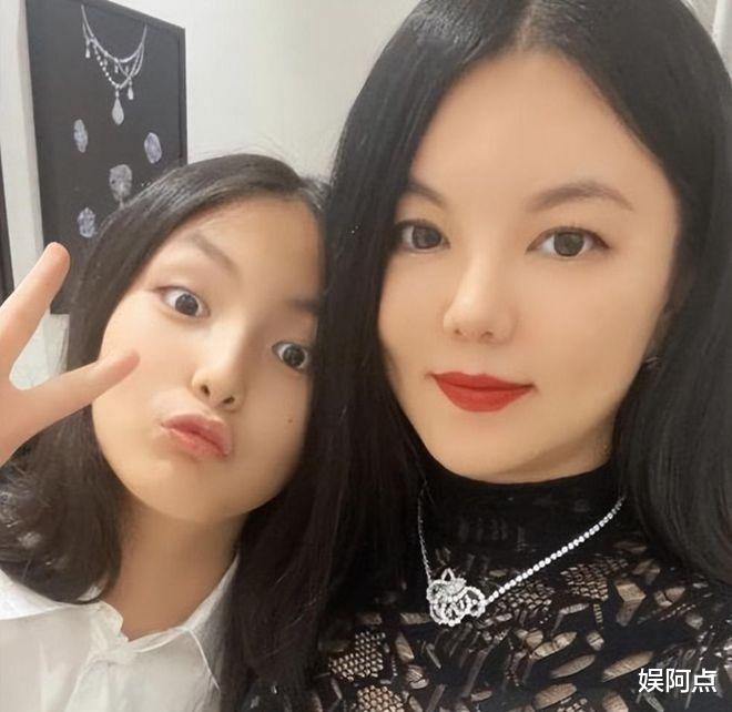 李湘带女儿商场购物，母女俩又胖了！王诗龄被曝每月要花100万