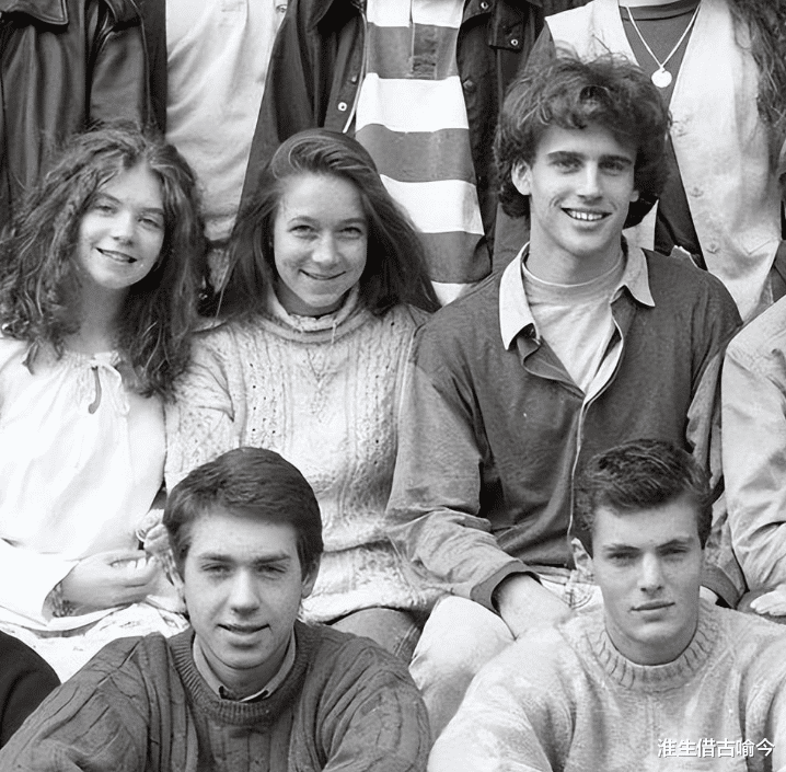 马克龙有多爱大24岁布丽吉特?在游艇上摸着她的脚踝,深情注视她