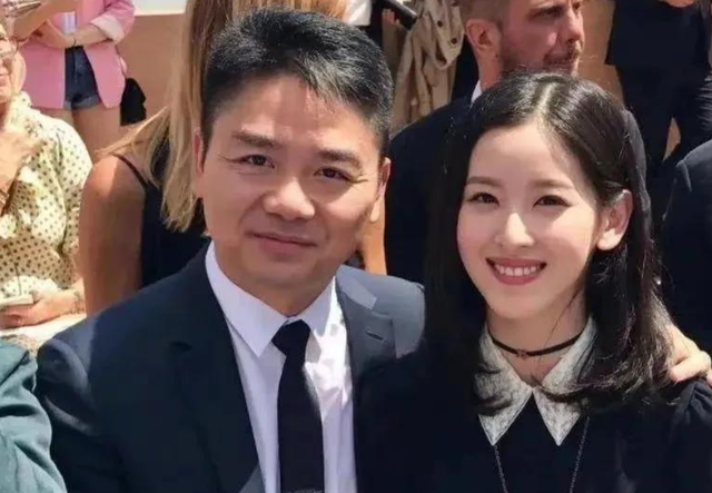 章泽天盛装出席校友会,胸针却引发猜疑,她比刘强东还要“精明”