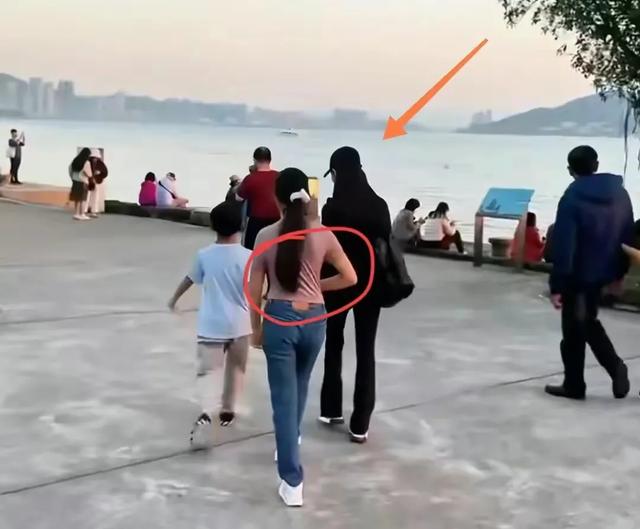 汪希玥防备心重，拒绝亲近小杨阿姨，被马筱梅汪小菲关心也不感动