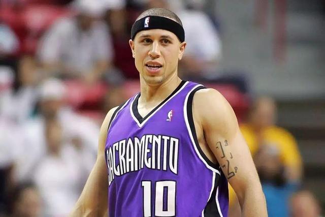 98年皮尔斯第10顺位被选中,排他前面的9人是谁?有两位传奇球星