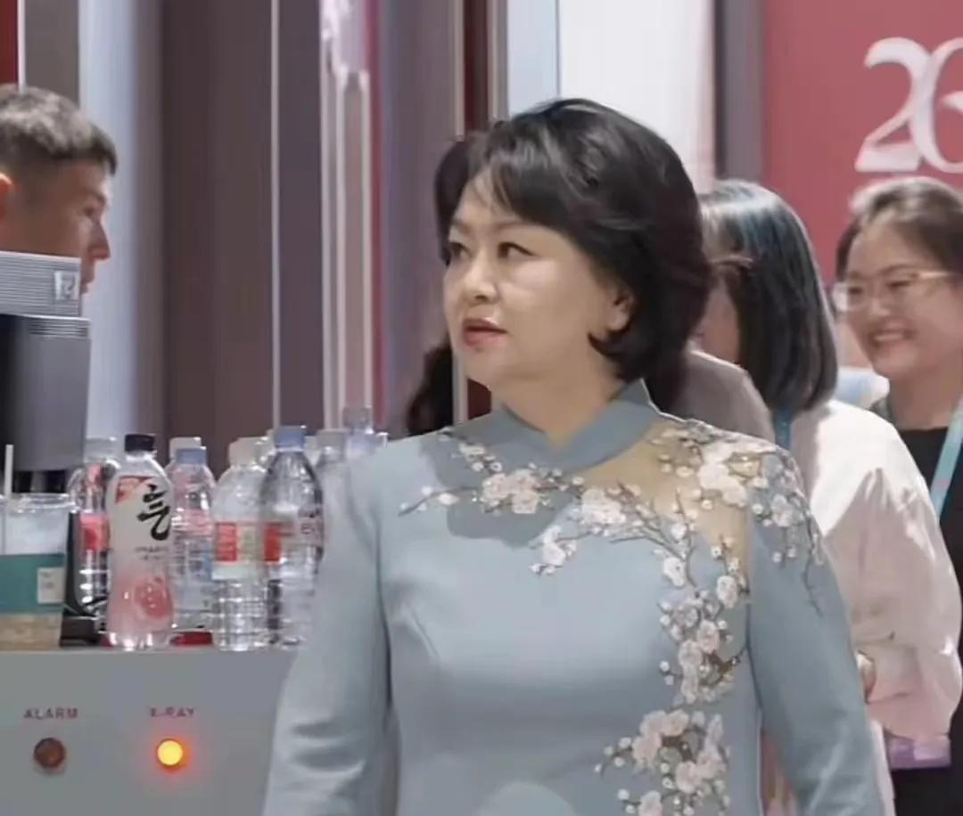 58岁鞠萍近照变化大！印第安纹明显一脸凶相，知情人曝其两副面孔