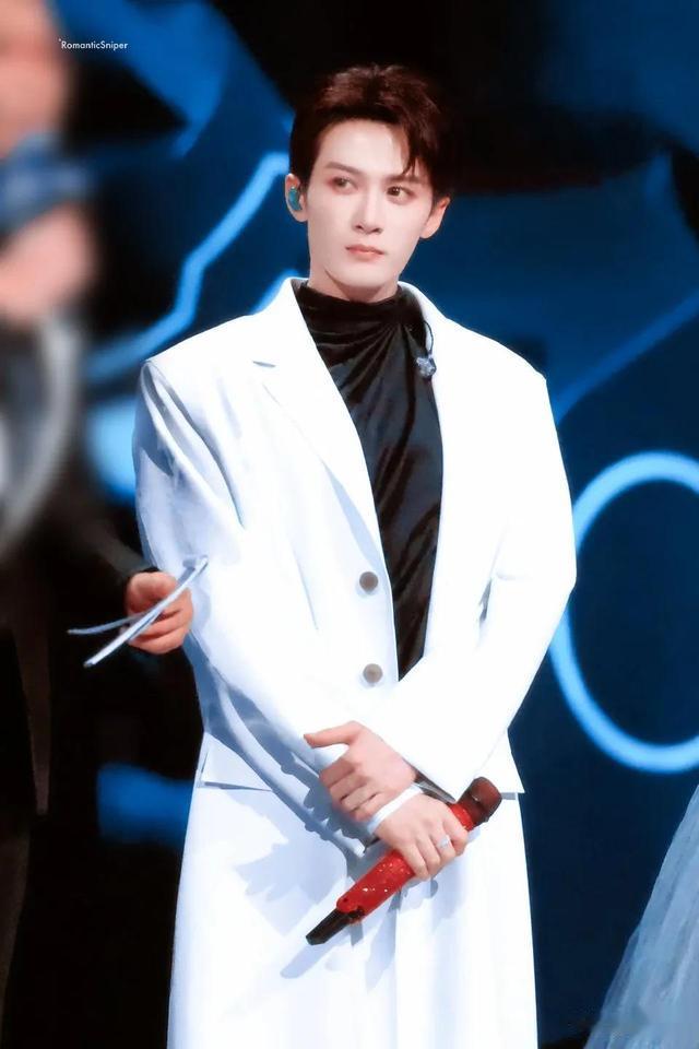 跨年晚会一夜，最帅男艺人洗牌，酷盖登顶，于适第9嘉伦第8李现6