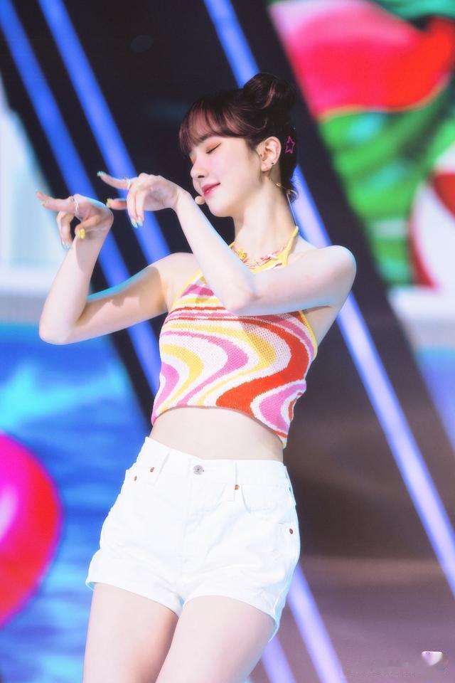 小姐姐做长款美甲后便换了一种敲键盘方式的动图!我让你得瑟了吗