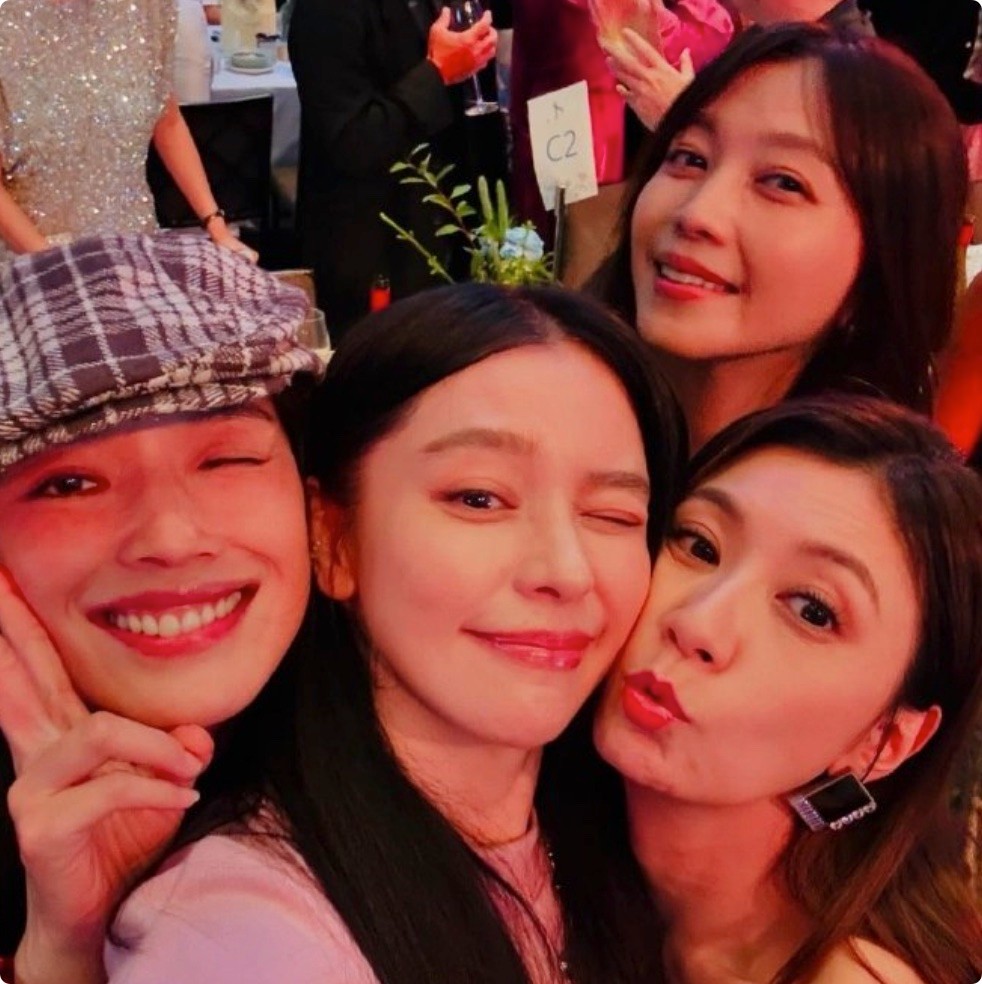 萧敬腾婚礼：小S的腿，贾静雯的肩，徐若瑄的脸，把新娘风头全抢了