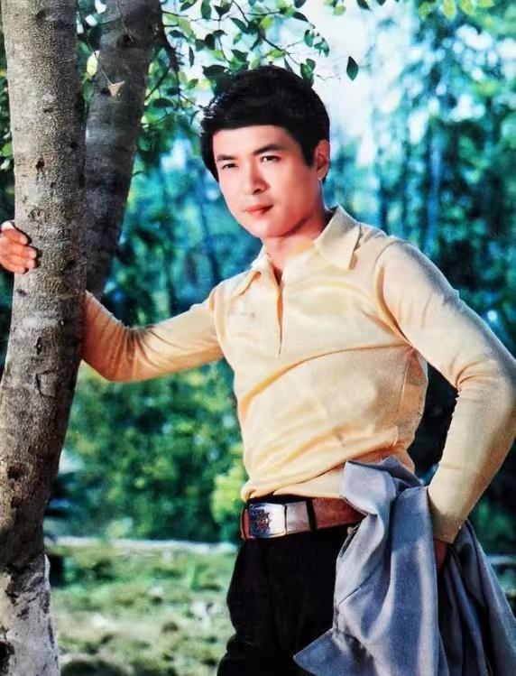 干净男演员王伟平:25岁成名,结婚40年无绯闻,如今女儿比他红