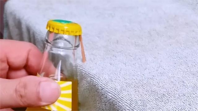 原来单手开啤酒瓶盖如此简单,仅需1秒,不用开瓶器,实在太棒了