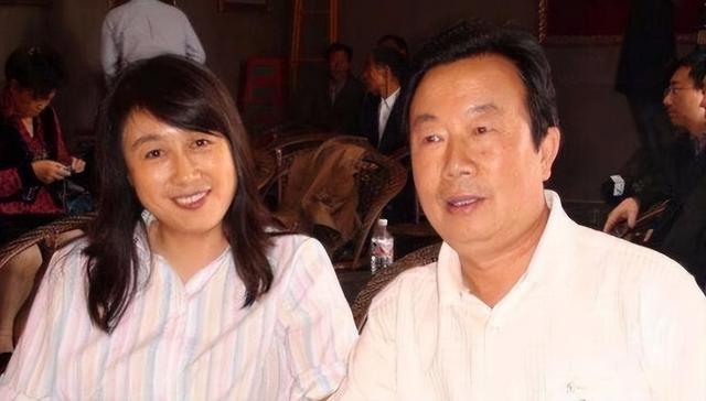 她是“央视名嘴”,因揭露姜昆丑闻被封杀,如今65岁处境如何?