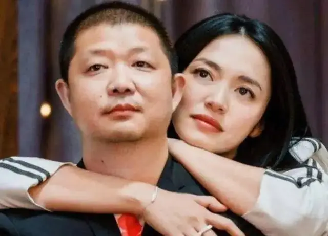 凌潇肃超市购物，憔悴水肿头发炸毛，网友形容像洪世贤流落街头