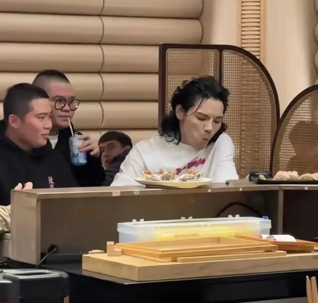 40岁向佐现身“苍蝇小馆”,私下打扮正常超接地气,大口炫饭毫无明星架子!