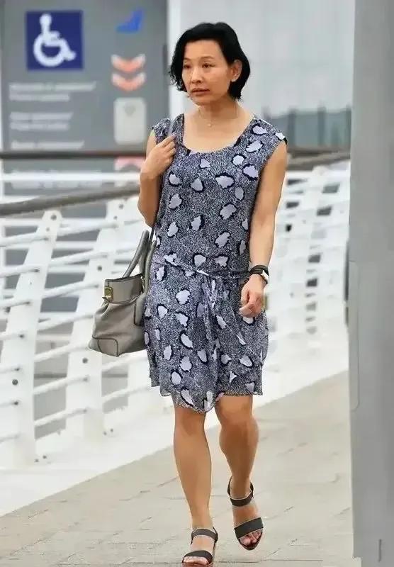 陈冲晒母亲合影，妈妈短发自信有书卷气，她笑容纯真如今面相凶狠