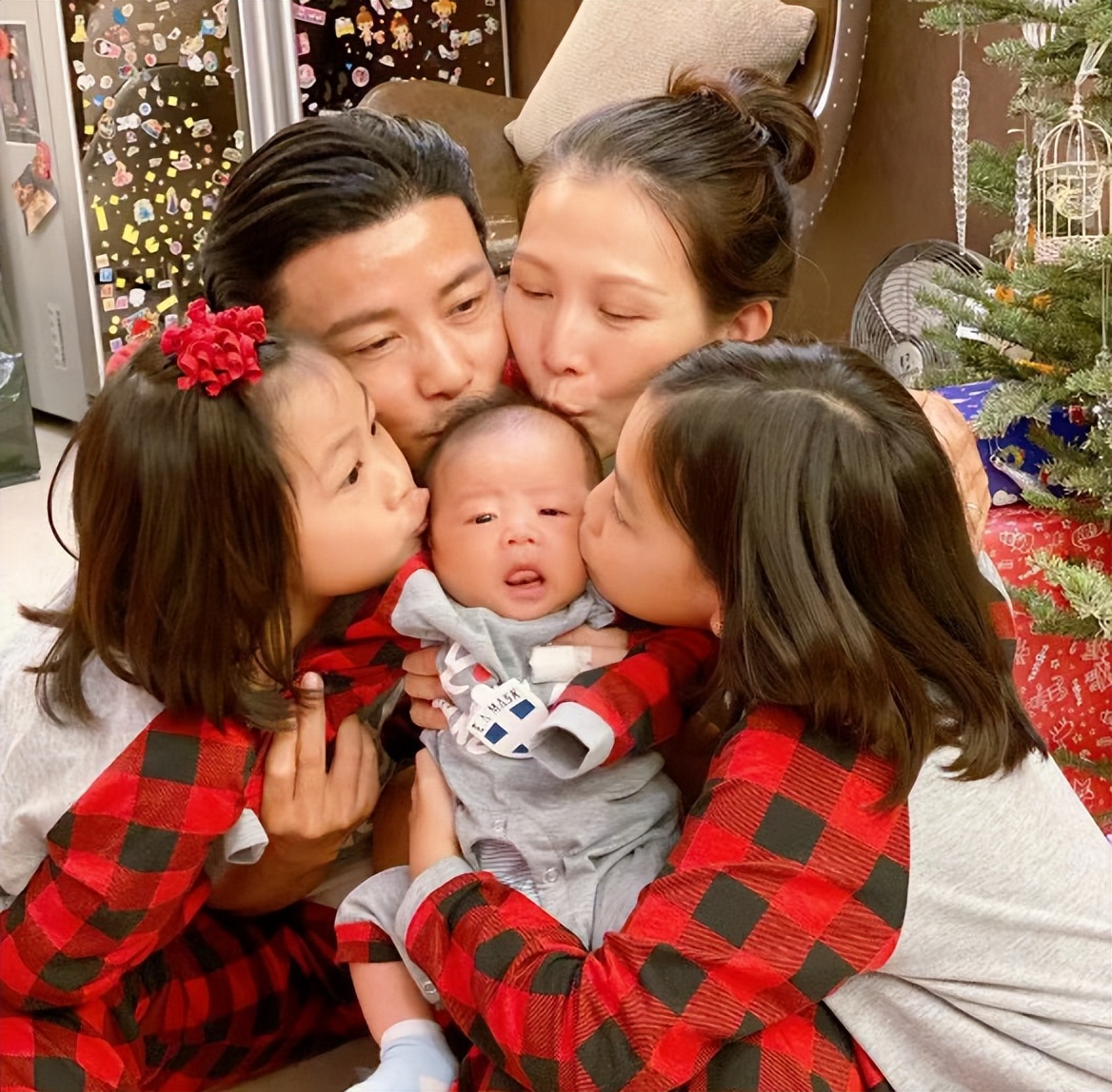 蔡少芬悉尼被偶遇,全家穿廉价衬衣略显掉价,儿女五官如爸饼印